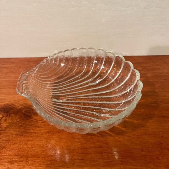 VINTAGE ANCHOR HOCKING FOOTED SHELL BOWL - TEXTURED CLEAR GLASS - Picture 4 of 6